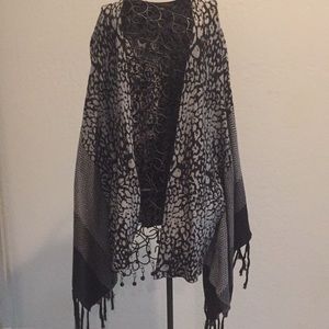 Women’s sweater Medium poncho fringe